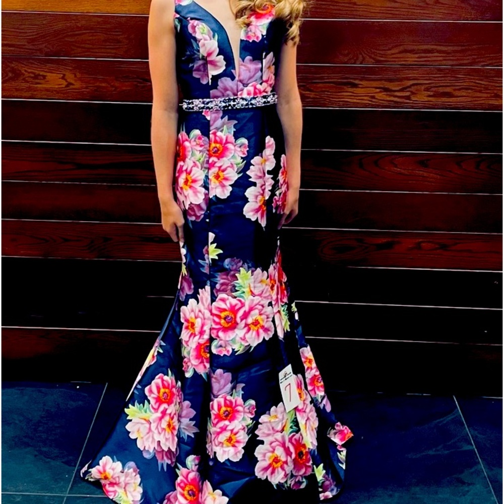 Gorgeous prom dress. Long with mermaid tale style. Size x small.